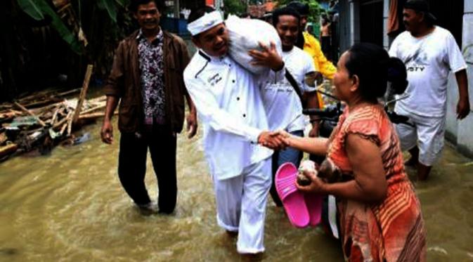 Bupati Purwakarta Dedi Mulyadi menyambangi korban banjir di Kabupaten Karawang, Jawa Barat. (Liputan6.com/Abramena)
