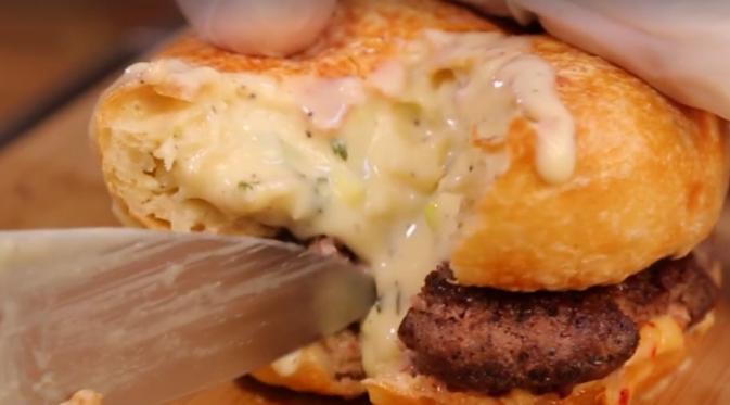 Sajian Burger Bomb ini berikan ledakan keju dalam mulut Anda saat mengunyah (Foto : Thrillist.com)