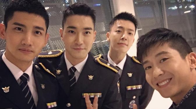 Changmin TVXQ, Choi Siwon dan Donghae Super Junior tengah menjalani wajib militer. (Instagram/brianakabjoo)