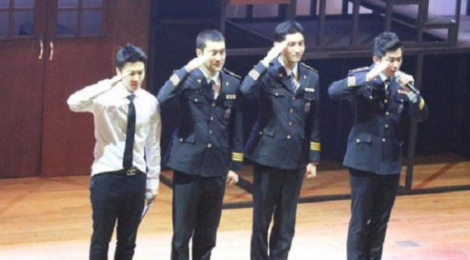 Changmin TVXQ, Choi Siwon dan Donghae Super Junior tengah menjalani wajib militer. (via. AllKpop)
