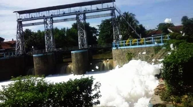 Dalam sebulan terakhir, warga mengeluhkan kondisi Sungai Liyer Dandanggondang, Songgom, Brebes, Jateng, yang kerap tercemar diduga akibat limbah dari perusahaan tekstil. (Liputan6.com/Fajar Eko Nugroho)