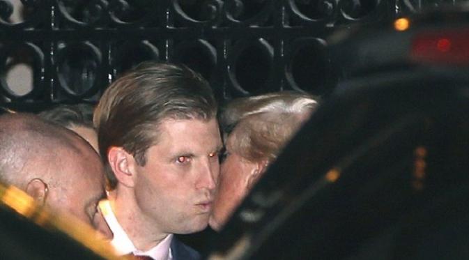 Trump memberikan ciuman perpisahan kepada putranya, Eric usai makan malam keluarga di 21 Club, New York (AP)