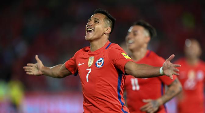   Alexis Sanchez  saat membela Chile lawan Uruguay di Kualifikasi Piala Dunia. Sanchez mencetak dua gol dan membawa Chile menang 3-1. (AFP/Martin Bernetti)
