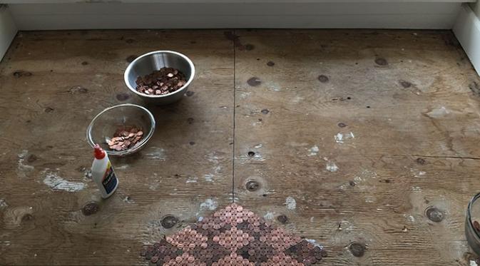 Tonya Tooners menutupi lantai kayu di rumahnya dengan 13 ribu koin (foto: boredpanda)