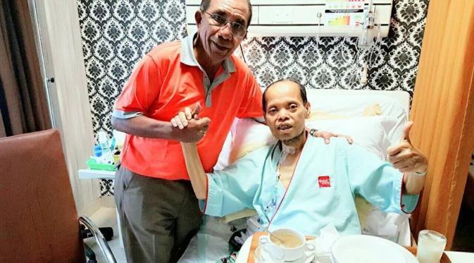 Max Sopacua membesuk kolegenya Sutan Bhatoegana yang terbaring di rumah sakit. (Foto: Facebook/Dedi Alamsyah)