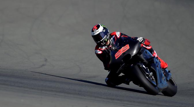 Jorge Lorenzo saat menjalani debut dengan Ducati pada tes pasca-musim MotoGP di Valencia, Selasa (13/11/2016). (AFP/Jose Jordan)