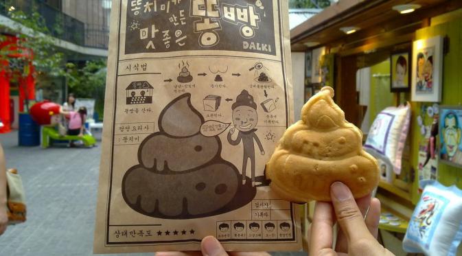 Ddong Ppang atau Poo Bread, kue berbentuk kotoran manusia yang bisa dibeli di pintu masuk Ssamzigil, Jalan Insadong, Seoul, Korea Selatan. (flickr.com)