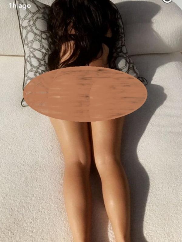 Kourtney Kardashian pamerkan bokongnya sambil berjemur di pinggir kolam renang. (Sumber: Snapchat)