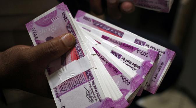 Uang pecahan baru yang dikeluarkan oleh Pemerintah India, Rabu (15/11). Pemerintah India menetapkan kebijakan menarik pecahan 500 dan 1.000 Rupee dan menggantinya dengan uang pecahan 2.000 Rupee. (REUTERS)