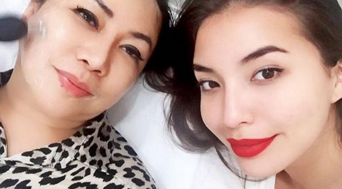 Daisy Fajarini dan Manohara melakoni perawatan wajah bersama. (Instagram @manodelia)