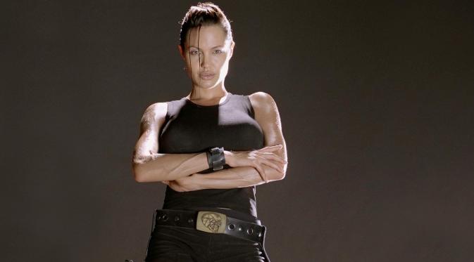 Angelina Jolie  sebagai Lara Croft di film Tomb Raider.
