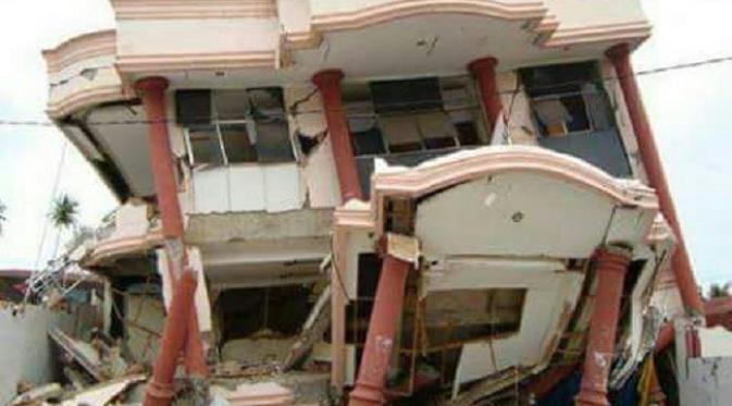 Foto rumah roboh yang disebut dampak gempa Malang pada 16 November 2016 dinyatakan tidak benar oleh BPBD. (dok. Istimewa)