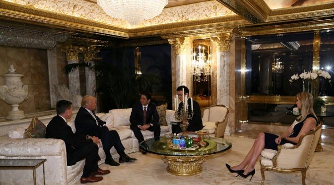 Suasana pertemuan PM Jepang Shinzo Abe dengan Donald Trump di Trump Tower di Manhattan, New York, AS (17/18). Shinzo Abe Menjadi pemimpin asing pertama yang bertemu dengan Donald Trump. (Cabinet Public Relations Office/HANDOUT via Reuters)