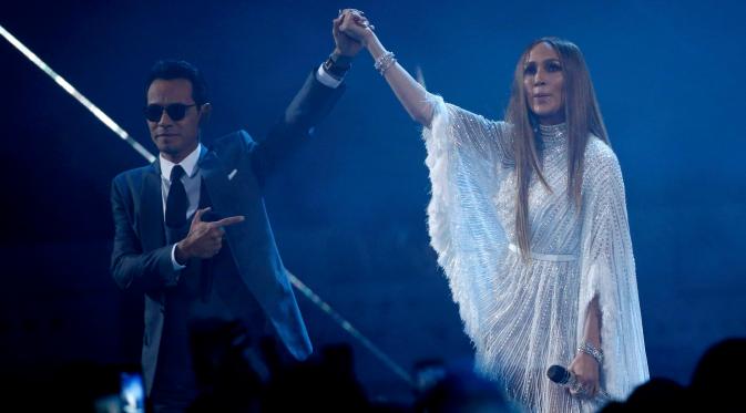 Jennifer Lopez  berduet dengan suaminya, Marc Anthony saat membawakan lagu 