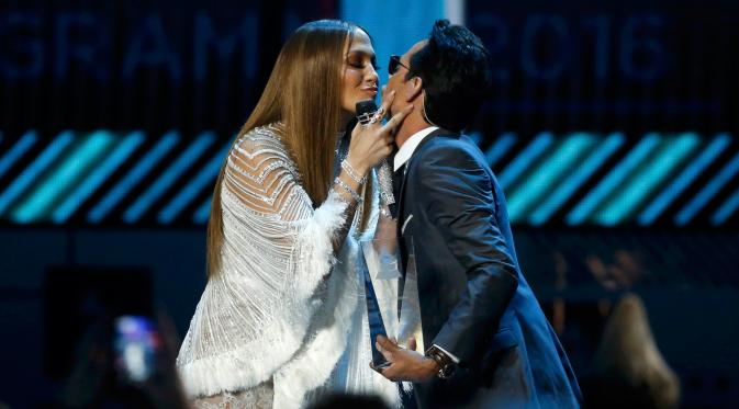 Penyanyi Jennifer Lopez (J-Lo) saat mencium mantan suaminya, Marc Anthony usai memberikan piala penganugerahan Latin Grammy Awards ke-17 dalam kategori 