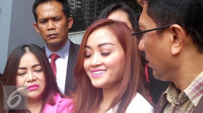 Annisa Bahar bersama anak didiknya, Ratna, melaporkan seorang dokter dengan tuduhan malapraktik di Polda Metro Jaya, Jumat (18/11/2016). (Fajarina Nuri/Liputan6.com)