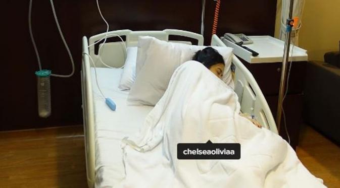 Chelsea Olivia sebelum menjalani operasi. Usai siuman, Glenn Alinskie merasa tenang lantaran Chelsea Olivia menggaruk hidungnya. (Instagram)