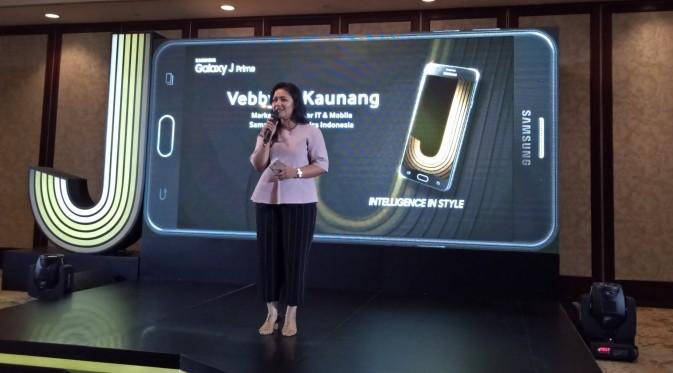 Marketing Director IT and Mobile Business Samsung Electronics Indonesia Vebbyna Kaunang saat meluncurkan Galaxy J Prime Series di Jakarta, Jumat (18/11/2016). Liputan6.com/Agustin Setyo Wardani
