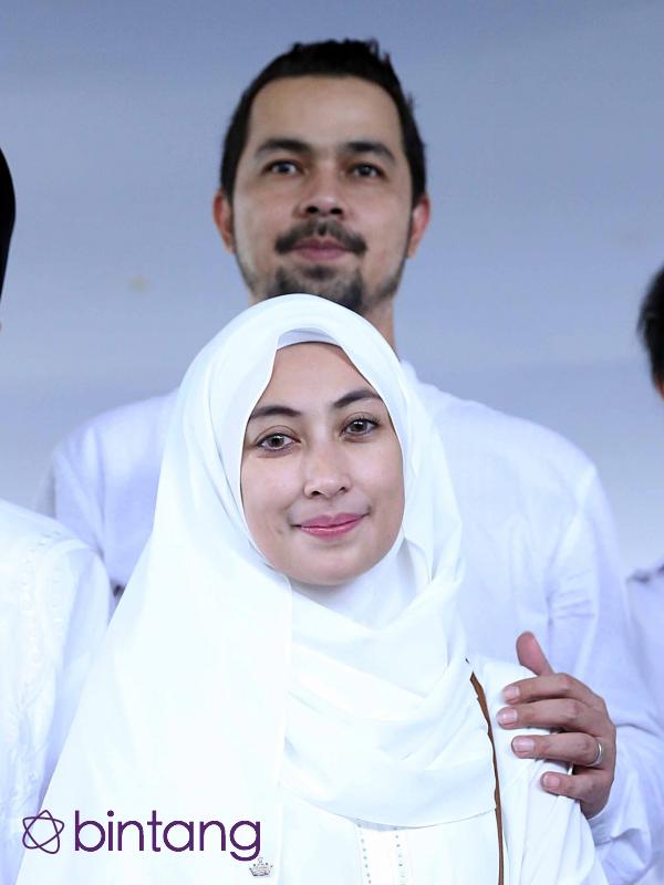 Pemakaman Alm. Ayahanda Annisa Trihapsari (Nurwahyunan/Bintang.com)