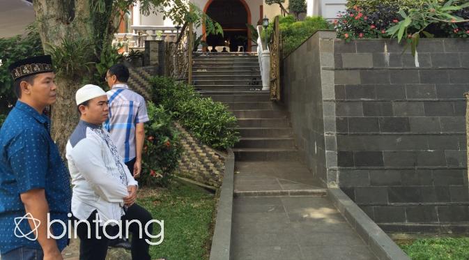 Suasana rumah duka Sutan Bhatoegana. (Via: Bintang.com/Fathan Rangkuti)