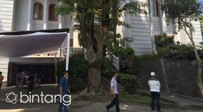 Suasana rumah duka Sutan Bhatoegana. (Via: Bintang.com/Fathan Rangkuti)