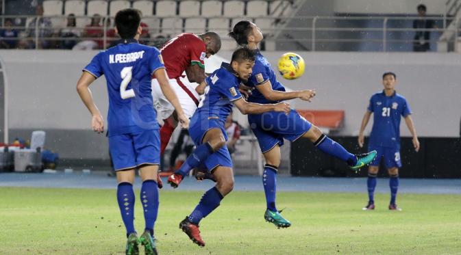 Boaz Solossa mencetak gol kegawang Thailand  pada laga AFF Suzuki Cup 2016 di Philippine Sports Stadium, Sabtu (19/11/2016). (Bola.com/Nicklas Hanoatubun)