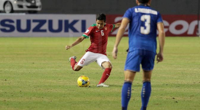 Gelandang tengah Timnas Indonesia, Evan Dimas Darmono, saat melawan Thailand pada laga AFF Suzuki Cup 2016 di Philippine Sports Stadium, Sabtu (19/11/2016). (Bola.com/Nicklas Hanoatubun)