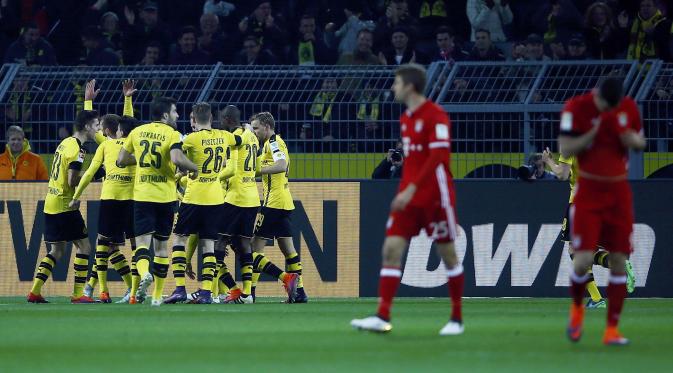 Selebrasi para pemain Borussia Dortmund menyambut gol Pierre-Emerick Aubameyang ke gawang Bayern Muenchen. (REUTERS/Kai Pfaffenbach)