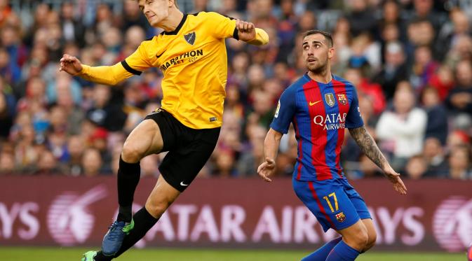 Paco Alcacer dipercaya menggantikan peran Lionel Messi saat Barcelona melawan Malaga. (REUTERS/Albert Gea)