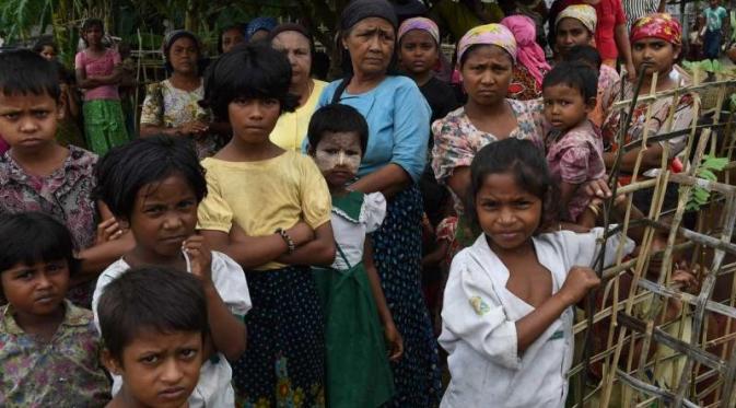 Muslim Rohingya terlihat berkumpul di pengungsian Thet Kay Pyin, Myanmar. (Reuters)