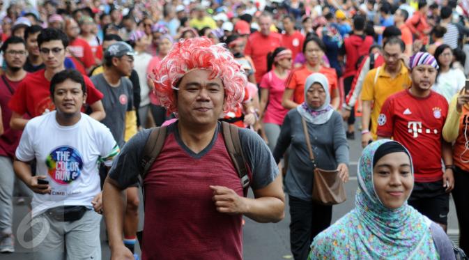 Peserta ToleRun 2016 menggunakan rambut palsu berwarna merah putih saat berlari di Jalan Jend Sudirman, Jakarta, Minggu (20/11). Diikuti ratusan peserta, ToleRun 2016 mengambil tema Bergerak untuk Bhinneka Tunggal Ika. (Liputan6.com/Helmi Fithriansyah)
