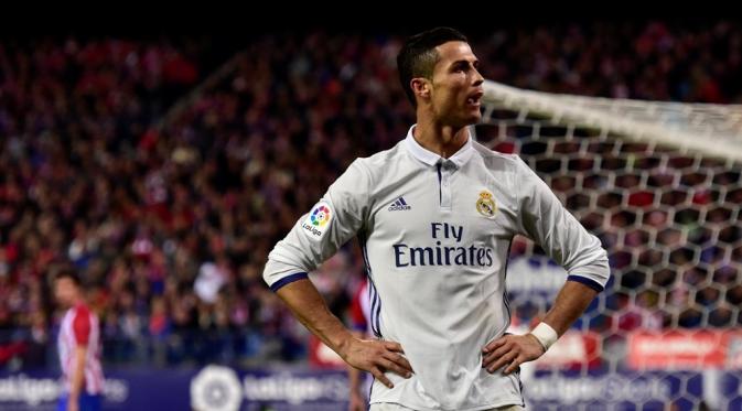 Ekspresi striker Real Madrid, Cristiano Ronaldo, setelah mencetak gol ke gawang Atletico Madrid pada laga pekan ke-12 La Liga Spanyol di Estadio Vicente Calderon, Sabtu (19/11/2016). (AFP/Gerard Julien)