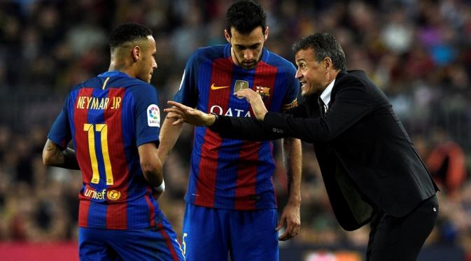 Pelatih Barcelona, Luis Enrique, memberi instruksi kepada Neymar dan Sergio Busquets saat melawan Malaga dalam lanjutan La Liga di Camp Nou, Barcelona, Sabtu (19/11/2016). (AFP/Lluis Gene).