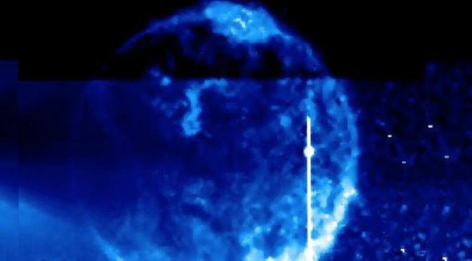 Obje bulat biru pekat terlihat didekat matahari, membuat ilmuwan penasaran apa sebenarnya benda tersebut, (Dailymail.com)