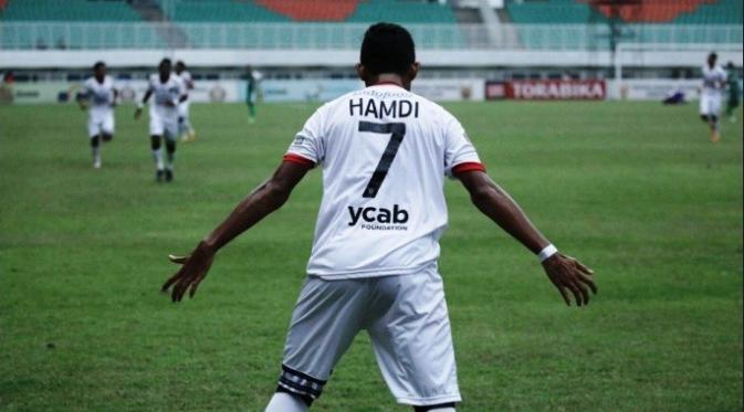 Penyerang sayap Bali United, Miftahul Hamdi, mencetak quattrick pertama di TSC saat membawa Bali United menang 4-2 atas PS TNI di Stadion Pakansari, Bogor, Minggu (20/11/2016). (Bola.com/Bali United Twitter)