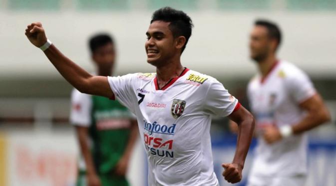 Penyerang sayap Bali United, Miftahul Hamdi, mencetak quattrick pertama di TSC saat membawa Bali United menang 4-2 atas PS TNI di Stadion Pakansari, Bogor, Minggu (20/11/2016). (Bola.com/Vitalis Yogi Trisna)