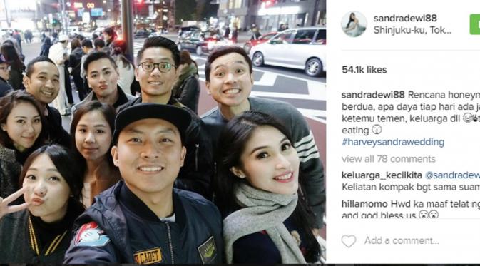 Postingan Sandra Dewi yang bahagia menerima tamu dan teman-teman, meski gagal berbulan madu. (Instagram @sandradewi88)