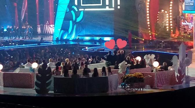 Personel Bangtan Boys (BTS) memberikan standing ovation saat EXO menerima penghargaan.