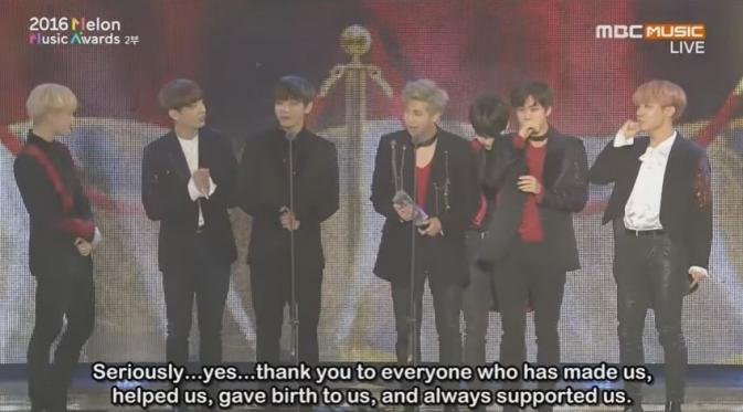 Bangtan Boys menangis saat menerima penghargaan di Melon Music Awards 2016.