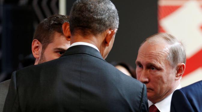Presiden Barack Obama ketika terlibat dalam pembicaraan singkat dengan Presiden Vladimir Putin disela-sela KTT APEC 2016 di Lima, Peru (Reuters)