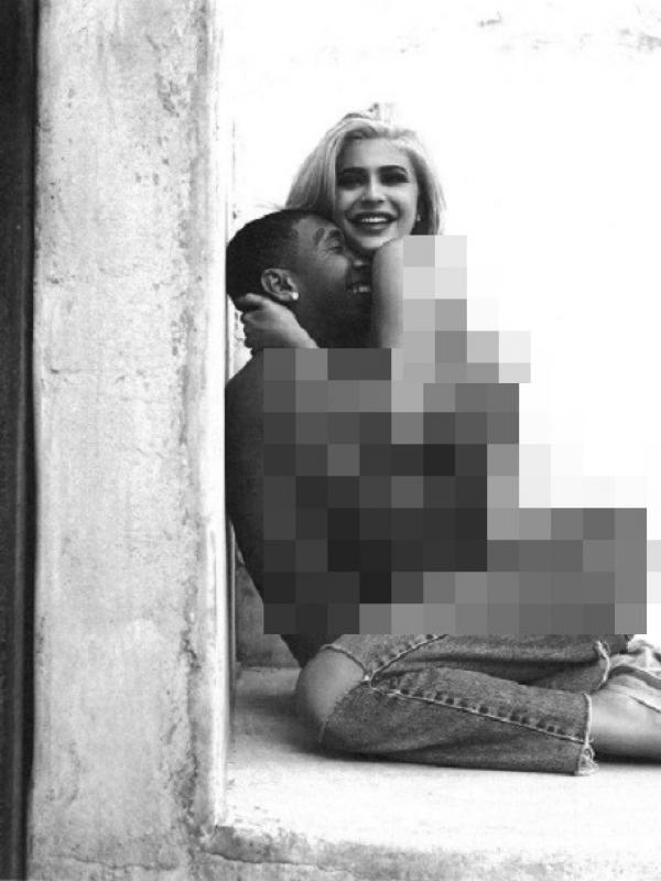 Kylie Jenner mengunggah foto mesranya dengan Tyga saat bertelanjang dada. (Instagram/kyliejenner)