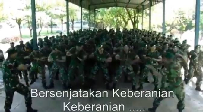 Joget Paling Depan, Bapak TNI Ini Bikin Semangat Makin Membara . (Foto: Facebook)