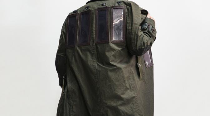 Selain bisa tampil gaya, jaket ini juga dilengkapi fitur canggih yang memudahkan Anda mengisi daya gawai saat di perjalanan. Foto: Independent.co.uk
