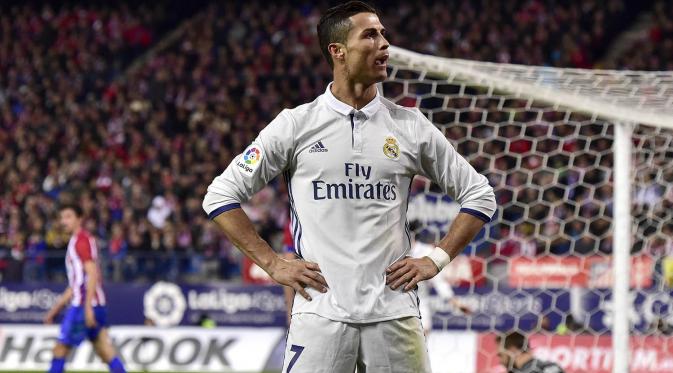 Bintang Real Madrid, Cristiano Ronaldo, merayakan gol yang dicetaknya ke gawang Atletico Madrid pada laga La Liga di Stadion Vicente Calderon, Spanyol, Sabtu (19/11/2016). (AFP/Gerard Julien)