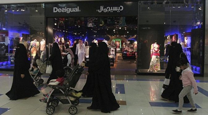 Banyaknya perempuan Arab yang berbelanja di mall setiap saat. (via: yesmuslim.blogspot)