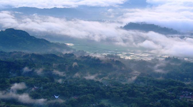 Desa Lolai berjarak sekitar 16 kilometer dari pusat Kota Rantepao.