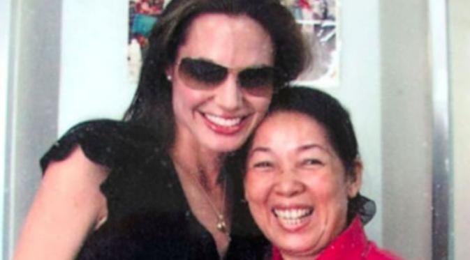 Angelina Jolie berfoto bersama pengurus panti asuhan, Nguyen Kim Xuyen, pada tahun 2007. (Sumber: Mirror)