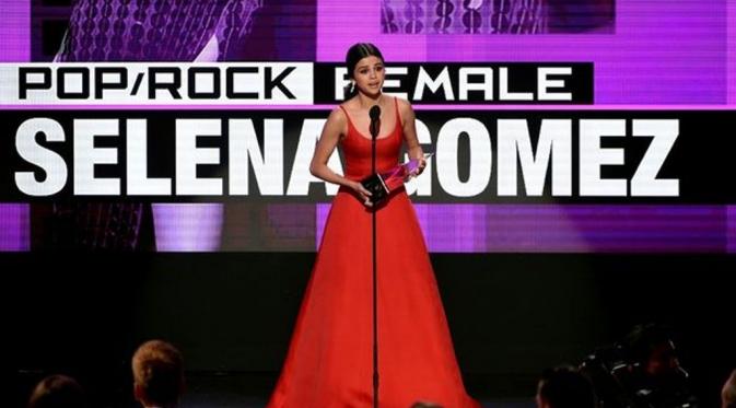 Selena Gomez American Music Awards 2016, [Mirror]