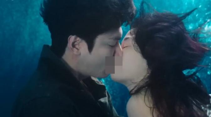 Jun Ji Hyun mencium Lee Min Ho di drama Legend of the Blue Sea. (via SBS)