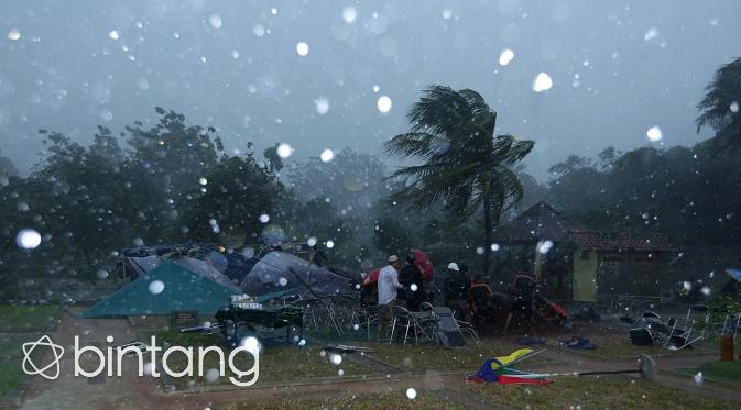 Robohnya tenda diterjang angin itu membuat sebagian orang berlarian untuk mencari tempat berteduh. Meski demikian, pemakaman lelaki dengan jargon ngeri-ngeri sedap itu tetap dilanjutkan. (Bambang E. Ros/Bintang.com)